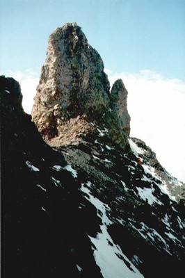 Столб на перевале Алибек